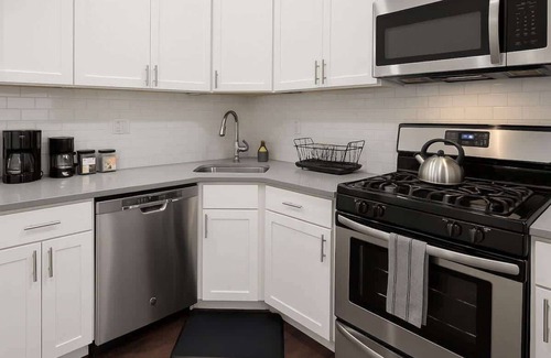 Boystown Apartment | Relaxing Lakeview Escape 2BR Apartment