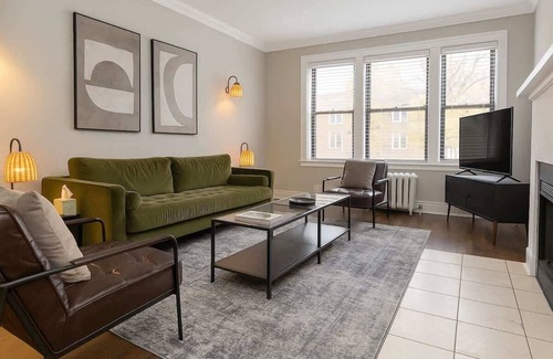 Boystown Apartment | Relaxing Lakeview Escape 2BR Apartment