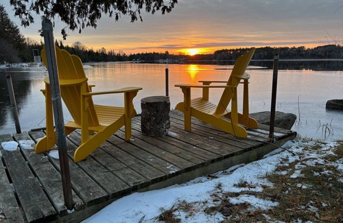 Lakefield Cottage | Relaxing Lucky Dog Cottage Retreat at the Lake Edge Cottages!