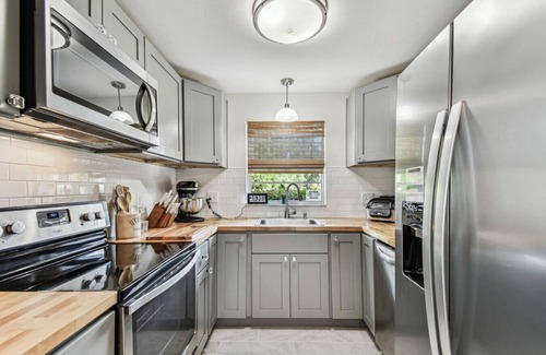 Mount Plymouth House | Relaxing Modern Home Sleeps 6/Pool/BBQ/Firepit
