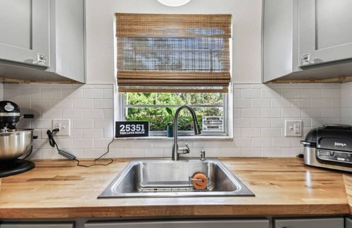 Mount Plymouth House | Relaxing Modern Home Sleeps 6/Pool/BBQ/Firepit