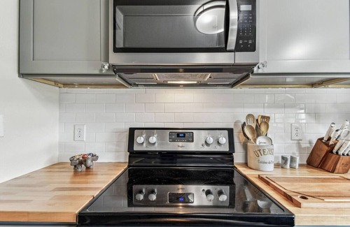 Mount Plymouth House | Relaxing Modern Home Sleeps 6/Pool/BBQ/Firepit