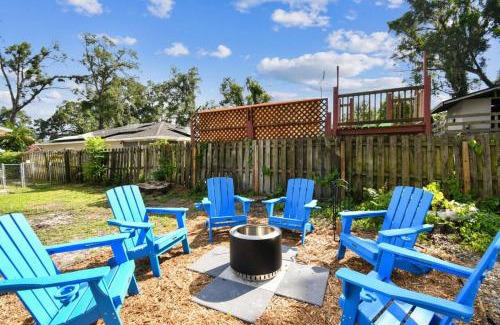 Mount Plymouth House | Relaxing Modern Home Sleeps 6 Pool BBQ Firepit