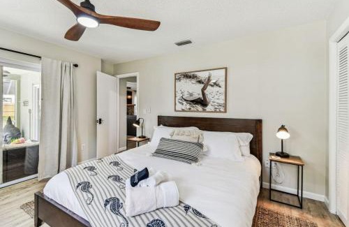 Mount Plymouth House | Relaxing Modern Home Sleeps 6 Pool BBQ Firepit