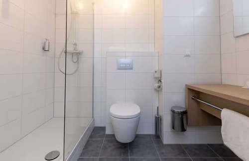 Winterswijk Hotel | Relaxing Nature Retreat with Indoor Pool, Lush Gardens and Free Parking