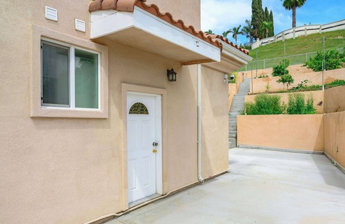 West Covina House | Relaxing Private Getaway With Bright Interiors