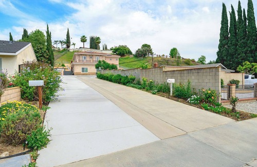 West Covina House | Relaxing Private Getaway With Bright Interiors
