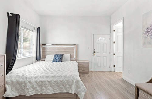 West Covina House | Relaxing Private Getaway With Bright Interiors