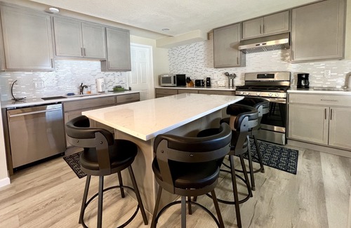 The Pinery Apartment | Relaxing Retreat with Full Kitchen, King bed, W/D & wildlife