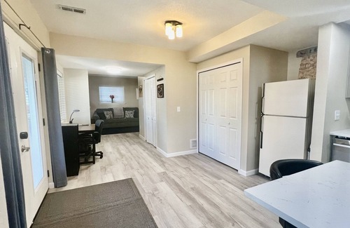 The Pinery Apartment | Relaxing Retreat with Full Kitchen, King bed, W/D & wildlife