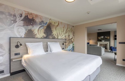 Exloo House | Relaxing Retreat with Heated Indoor Pool — Free Parking and Tennis Courts