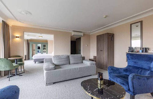 Exloo House | Relaxing Retreat with Heated Indoor Pool — Free Parking and Tennis Courts