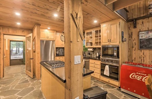 Strawberry House | Relaxing Riverfront Retreat in Strawberry
