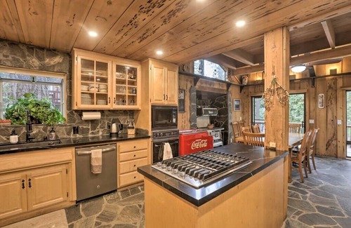 Strawberry House | Relaxing Riverfront Retreat in Strawberry