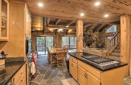 Strawberry House | Relaxing Riverfront Retreat in Strawberry