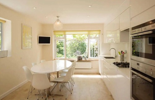 Glastonbury House | Relaxing, secluded house in Glastonbury, Somerest. By trees, views and the Tor