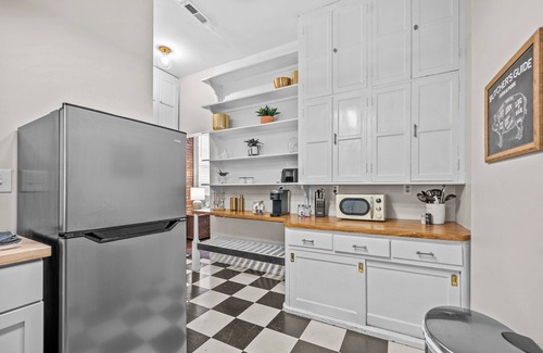 St. Charles Apartment | Relaxing South Main Apartment with Modern Comforts