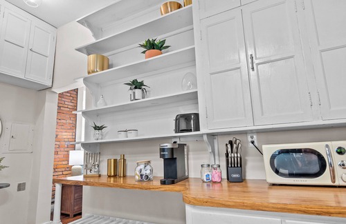 St. Charles Apartment | Relaxing South Main Apartment with Modern Comforts