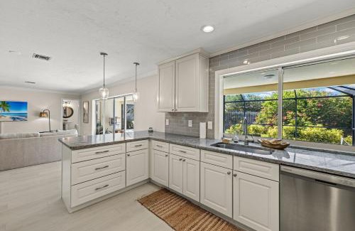 Caloosahatchee House | Relaxing Spacious & Pet Friendly Home With Pool