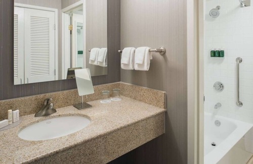 Bridle Trails Resort | Relaxing Stay Close to Seattle Aquarium! Indoor Pool, Pet-friendly Property!