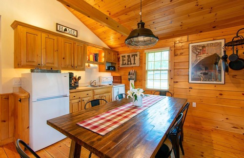 Lincolnville House | Relaxing Two Bedroom Cabin - 10 minutes to Camden!