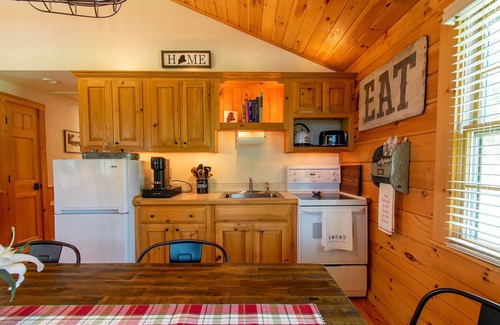 Lincolnville House | Relaxing Two Bedroom Cabin - 10 minutes to Camden!