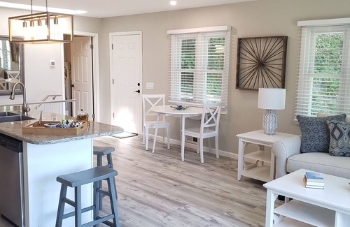 East Irondequoit House | Relaxing waterfront cottage on Irondequoit Bay