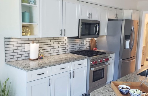 East Irondequoit House | Relaxing waterfront cottage on Irondequoit Bay