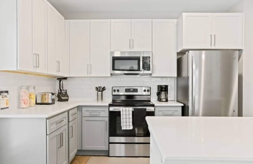 Paw Creek Condo | Reluxme | Stylish 2BR w/Balcony, Gym & Pool