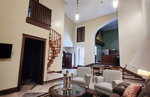 Du Quoin Apartment | Remarkable 3-bedroom sanctuary apartment with WiFi, AC in fabulous Du Quoin