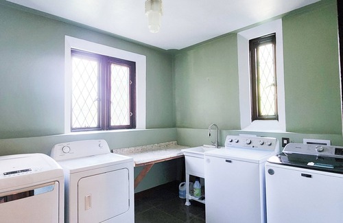 Du Quoin Apartment | Remarkable 3-bedroom sanctuary apartment with WiFi, AC in fabulous Du Quoin