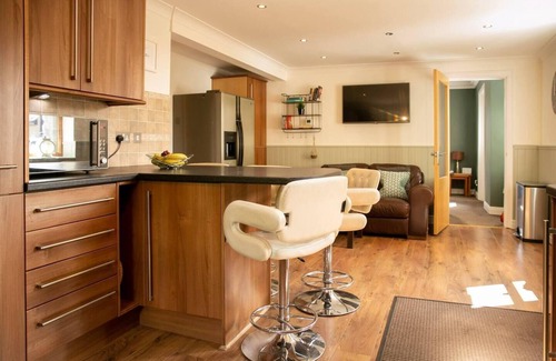 Yeadon House | Remarkable 4-Bed House Near Leeds Airport