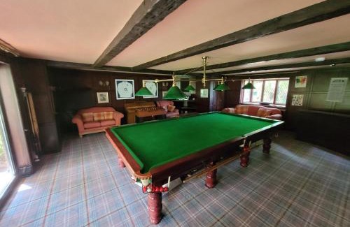 Rushmoor District House | Remarkable 8 Bed Family House Sleeping 16 w Pool