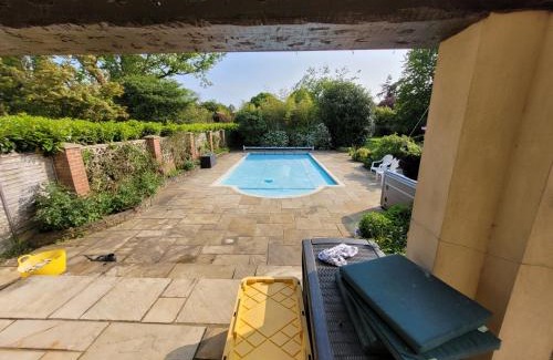 Rushmoor District House | Remarkable 8 Bed Family House Sleeping 16 w Pool