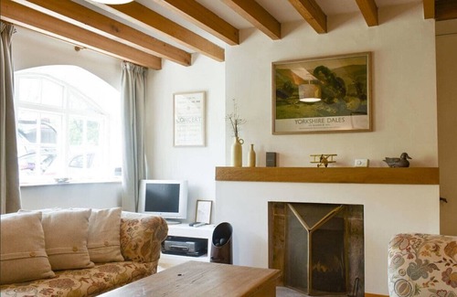 Muker House | Remarkable barn conversion for 6 & 2 dogs, w/free WiFi, open fire & 50 yards from the pub