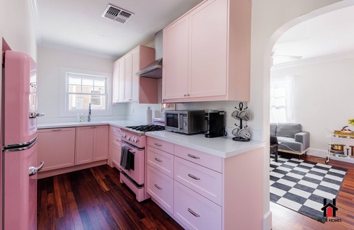 West Second Street Historic District House | Remodeled 1920s Bungalow & Retro Casita