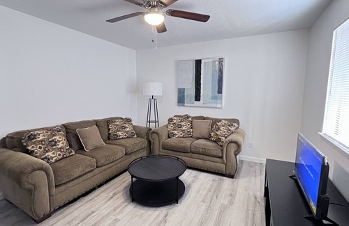 Albuquerque Apartment | Remodeled 2br ato with AC, WIFI, Washer near hospitals,UNM, I-25,CNM, airport