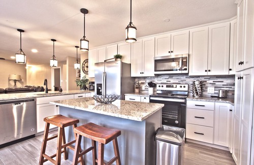 Carlsbad House | Remodeled 6 Bed, 5 bath on 15 acres! Owned and Operated by a Premier Host!