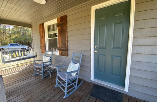 Elberton House | Remodeled cabin - minutes from boat ramps & lake fishing!