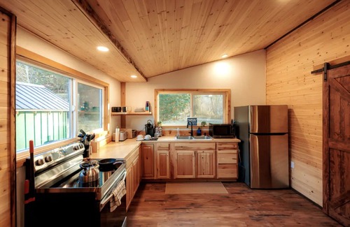 Randle House | Remodeled cabin w/Hot Tub, Bunk house on 2 acres!