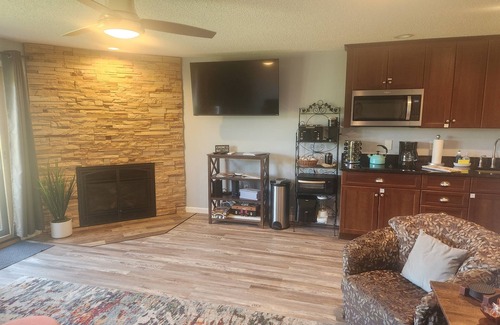 Bartlett Condo | Remodeled Condo| Mins to attractions| Nordic Village Amenities