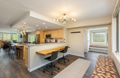Keystone Condo | Remodeled Condo w/Stunning Corner Views of Snake River, Pool & Hot Tub Access