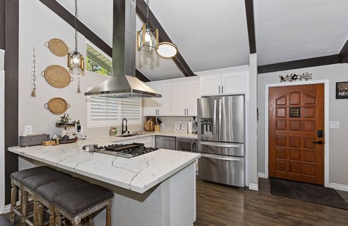 Twin Peaks Ski Chalet | Remodeled, Cozy Chalet w/Hot Tub, fire pit & Central A/C & Heat