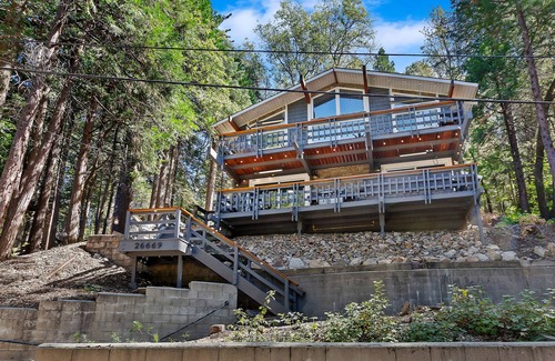 Twin Peaks Ski Chalet | Remodeled, Cozy Chalet w/Hot Tub, fire pit & Central A/C & Heat