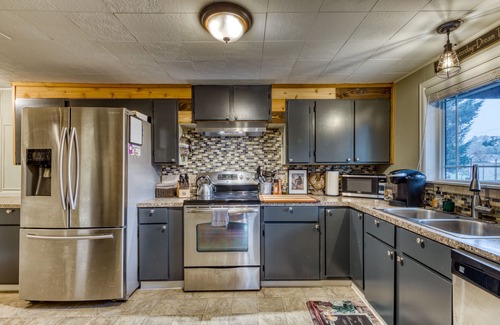 Coburg House | Remodeled, dog-friendly Willamette Valley home with large fenced yard
