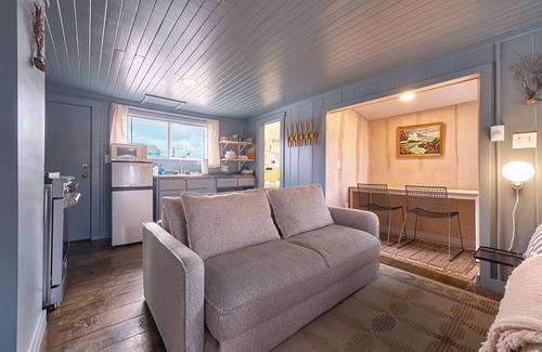 Long Beach House | Remodeled | Downtown Long Beach | Discovery Trail (The Nest)