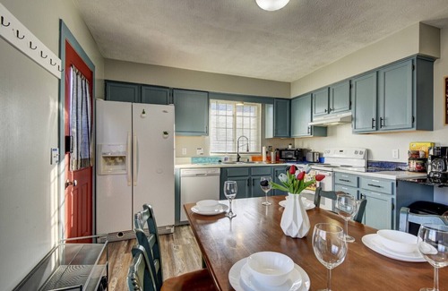 Council Bluffs House | ☯ Remodeled Duplex Minutes to Downtown & Riverside