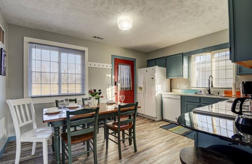 Council Bluffs House | ☯ Remodeled Duplex Minutes to Downtown & Riverside