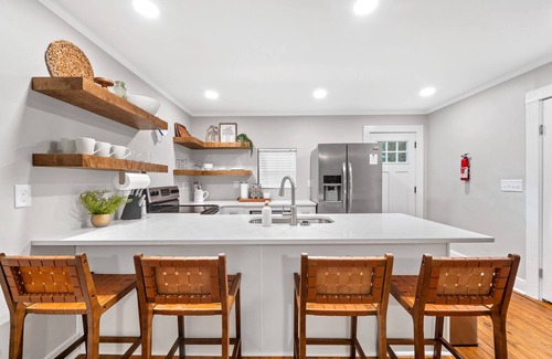 Milledgeville House | Remodeled historical cottage! 5 minute walk to Georgia College & downtown Milly!