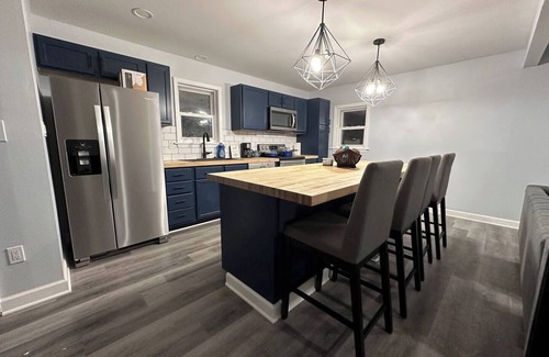 Columbia House | Remodeled Home King Bed Sleeps 8nn